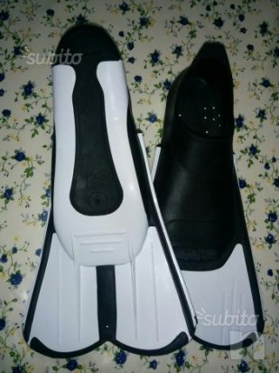 mezze pinne nuove misura numero 36 colore bianco nero mai utilizzate per sbaglio misura costate euro 30,00. foto-13605