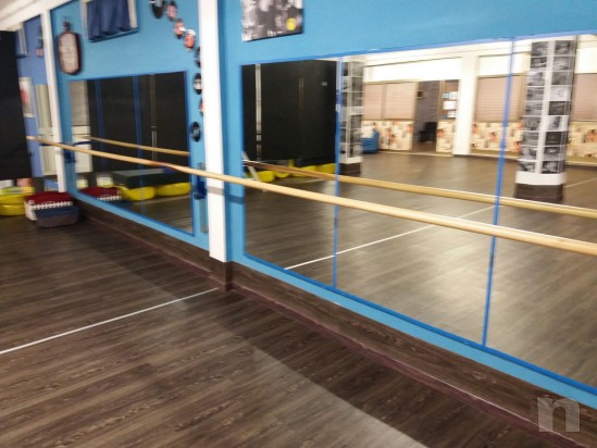 Sbarre per danza classica per 8 metri in due unita da 4 metri più tre supporti a parete regolabili . Pari al nuovo. Vero affare!! foto-14123