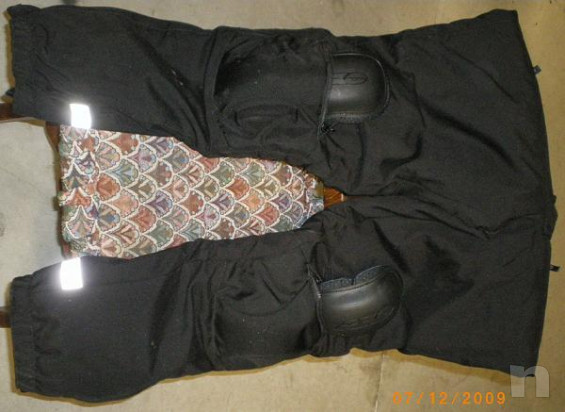 Casco, paglia pantaloni e stivali foto-33601