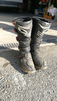 Casco, paglia pantaloni e stivali foto-33602