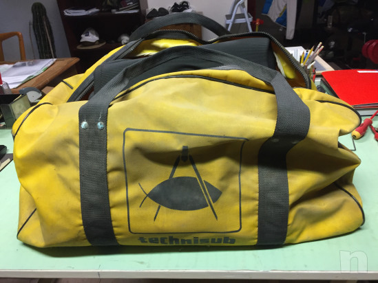 muta da sub taglia 48/50; con pinne n°42; - 12 Kg pesi e boa di avvistamento completo di borsa foto-34102