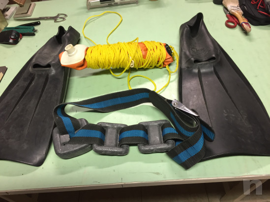 muta da sub taglia 48/50; con pinne n°42; - 12 Kg pesi e boa di avvistamento completo di borsa foto-34101