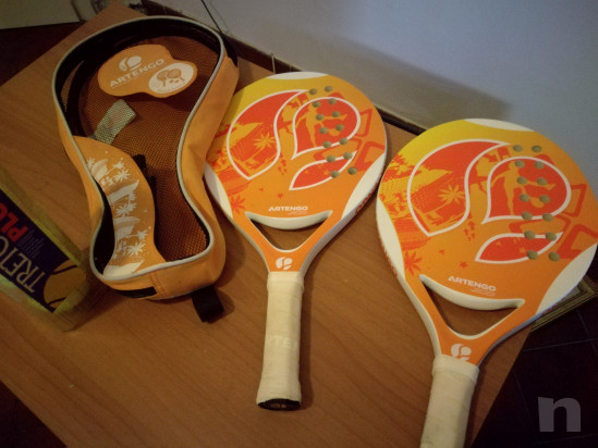 2 racchette da tennis più 2 racchettoni e un pacco di palle nuove foto-36807