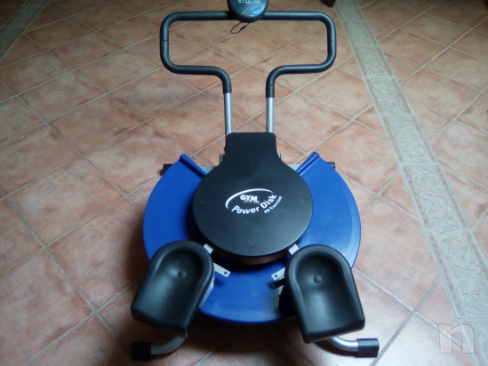 Attrezzo per rassodare e tonificare gambe, glutei e fianchi. foto-36940