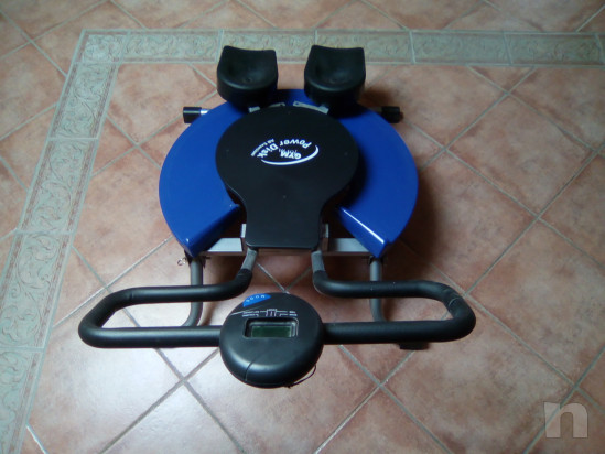 Attrezzo per rassodare e tonificare gambe, glutei e fianchi. foto-36939