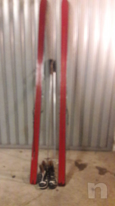 Coppia di sci in legno colorati con scarponi foto-40923