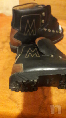 Coppia di sci in legno colorati con scarponi foto-40926