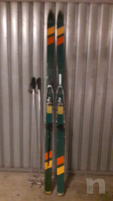 Coppia di sci in legno colorati con scarponi foto-40924