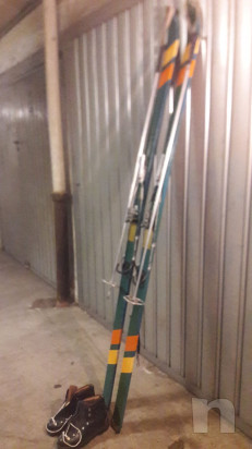 Coppia di sci in legno colorati con scarponi foto-20923