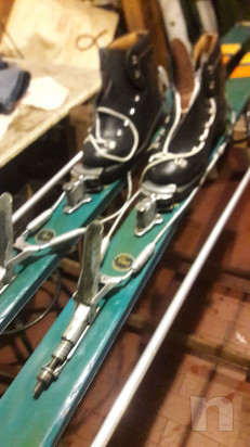 Coppia di sci in legno colorati con scarponi foto-40925