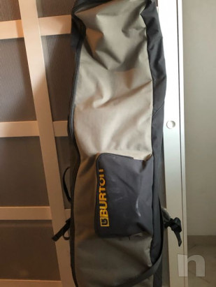 Tavola burton castoM X nera, con attacchi limited edition e borsa porta snowboard, casco limit edition shon withe.  foto-43057