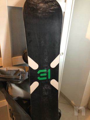 Tavola burton castoM X nera, con attacchi limited edition e borsa porta snowboard, casco limit edition shon withe.  foto-43058