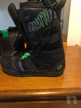 Tavola burton castoM X nera, con attacchi limited edition e borsa porta snowboard, casco limit edition shon withe.  foto-43059