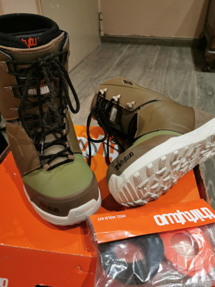 Tavola snowboard capita con attacchi e scarponi foto-43400