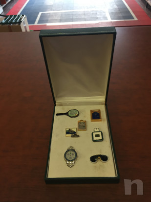 Confezione intonsa di pin originali della Lacoste in astuccio in occasione dei 60 anni  foto-44180