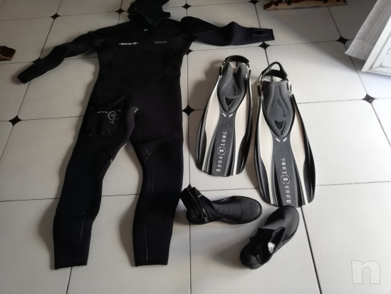 Vendo tuta semistagna comp. polso Nemo Wide  pinne allaccio molle calzari TG. 40 shaker acciaio tutta l'attrezzatura ha 7 immersioni.   foto-22729