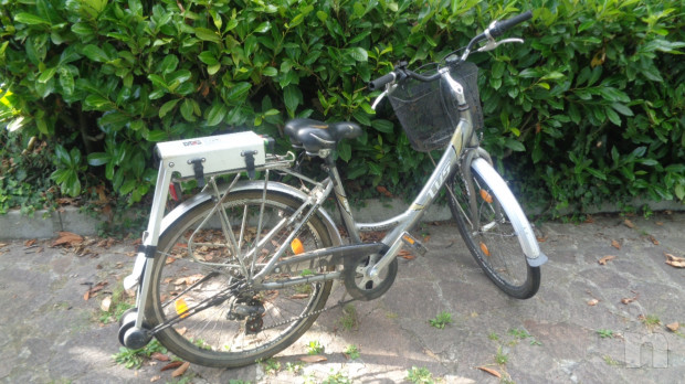 Bici donna con motore elettrico staccabile a rullo foto-23789