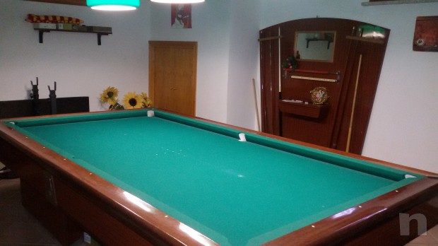 biliardo  misure 135 X 270 con specchiera completa  di stecche e segna  punti, luci lego lamentare e palle per ogni tipo di gioco. foto-4160