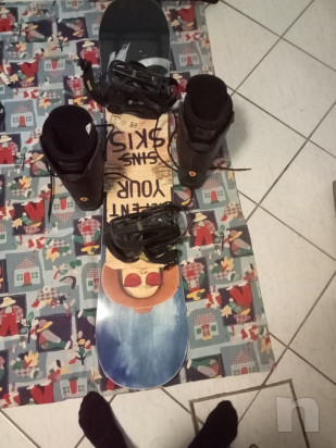 Tavola snowboard con vestiti e accessori vari  foto-25064