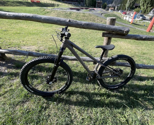 VENDO COMMENCAL META HT 24 V1 DIRT MAXXIS foto-25794