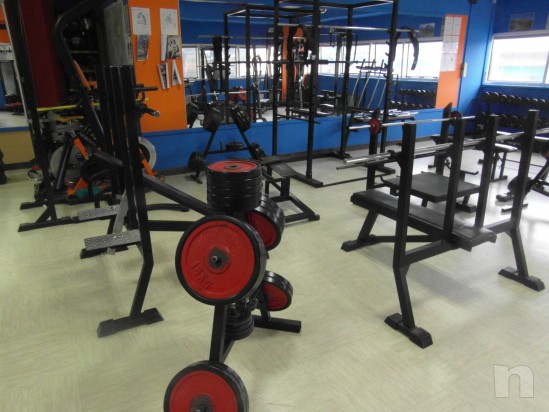 Attrezzatura palestra pesi liberi panche e rack foto-309