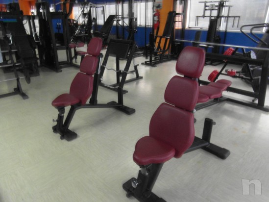 Attrezzatura palestra pesi liberi panche e rack foto-290