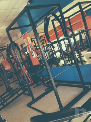 Attrezzatura palestra pesi liberi panche e rack foto-289