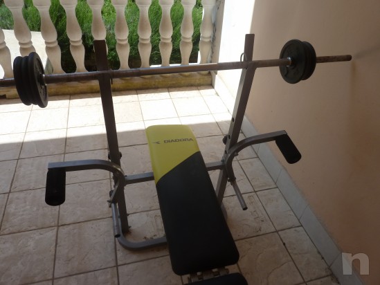 Panca piana multifunzione con bilanciere e dischi foto-8672