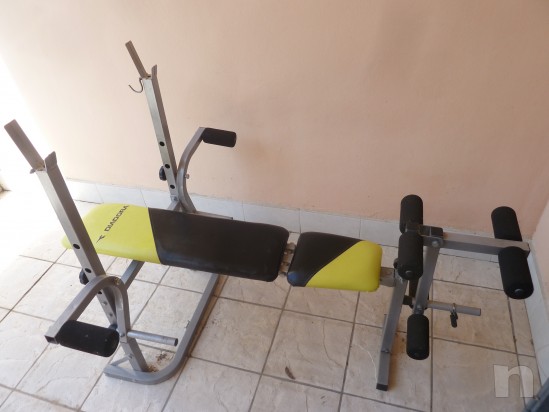 Panca piana multifunzione con bilanciere e dischi foto-8671