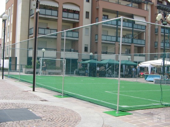 vendo calcetto smontabile in erba sintetica con recinzione ferma palloni foto-9533