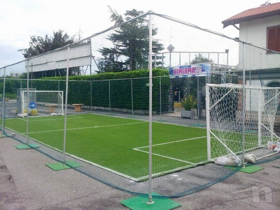 vendo calcetto smontabile in erba sintetica con recinzione ferma palloni foto-9531