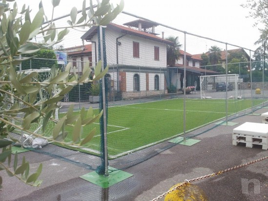 vendo calcetto smontabile in erba sintetica con recinzione ferma palloni foto-5357