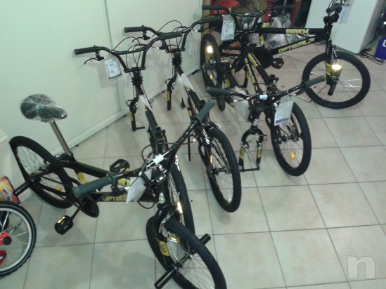 BMX nuove di fabbrica eseguono i 360° freestyle foto-10769