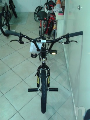 BMX nuove di fabbrica eseguono i 360° freestyle foto-10771