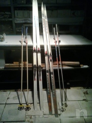 DUE PAIA DI SCI DA FONDO LUNGHEZZA METRI 2 CON CALZATURE N.42 E BASTONCINI foto-7189