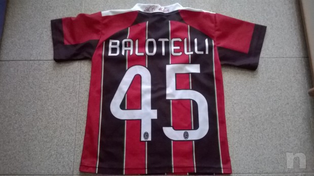 Completino MILAN tg. 5/7 anni (maglietta + n. 2 pantaloncini) foto-13692