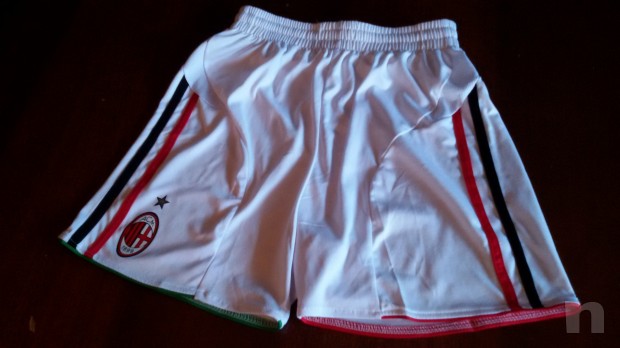 Completino MILAN tg. 5/7 anni (maglietta + n. 2 pantaloncini) foto-13689