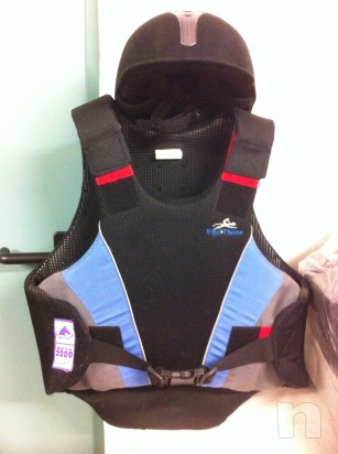 GIUBBINO PROTETTIVO E CAP DA EQUITAZIONE foto-8096