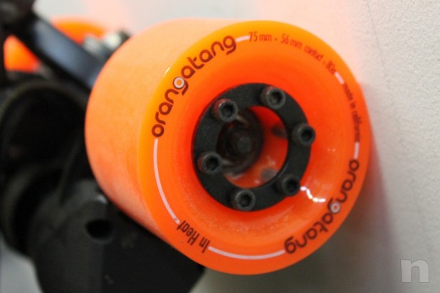 Skate Board Electrico Marca Potenziato Dual 2000w Caricato 22 mph Orangatang Nuovo foto-14993