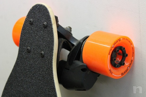 Skate Board Electrico Marca Potenziato Dual 2000w Caricato 22 mph Orangatang Nuovo foto-14991