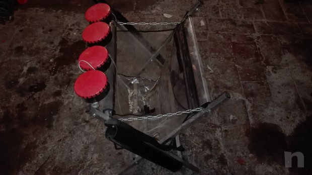 Confezione Da 4 Supporti Per Canna Da Pesca Con Picchetti In Acciaio + 4 Campane Segnalatori - Regolabili E Smontabili - Per Pesca In Spiaggia E Roccia