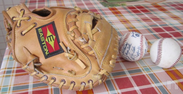 GUANTONE DA BASEBALL, ORIGINALE U.S.A., CON DUE PALLE. foto-18128