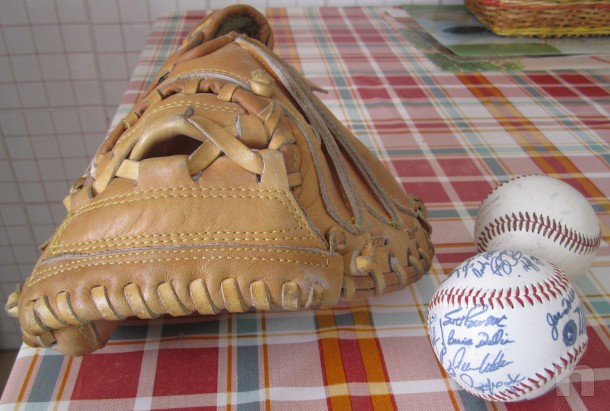 GUANTONE DA BASEBALL, ORIGINALE U.S.A., CON DUE PALLE. foto-18127