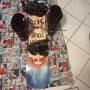 Tavola snowboard con vestiti e accessori vari 